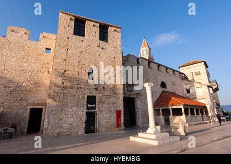 Stadtmauer und der Fischmarkt in Trogir, Split-Dalmatien, Kroatien Stockfoto