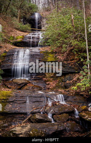 Obere Desoto Falls sind eines der beiden wichtigsten im Desoto Erholungsgebiet an Frogtwon Creek Falls. Dieses mehrstufigen Wasserfall fällt eine Strecke von 200 ft. Wie bei allen fällt im Norden von Georgia, Wasser relativ wegen Mangel an Regen niedrig ist. Stockfoto