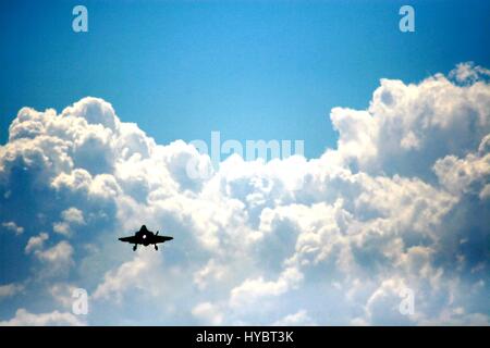 F/A-18F Super Hornet Silhouette gegen wogenden Wolke saß die Avalon Airshow, Melbourne, Australien, 2017. Stockfoto