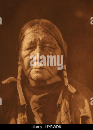 Edward S. Curtis’ Sammlung umfasst Fotografien, die das Leben der Ureinwohner dokumentieren. Dieses besondere Bild, Teil der Sammlung, fängt die authentische Darstellung der indigenen Völker im Amerika des frühen 20. Jahrhunderts ein. Stockfoto