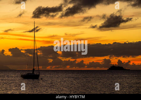 Dieses Bild wurde am Dickenson Bay Beach in Antigua aufgenommen.  Ich konnte nicht widerstehen, die Farben in den frühen Abendhimmel.  Eines der Dinge sah ich genügend war persönliche Segelboote. Stockfoto