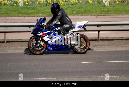 Ein blau Suzuki GSX-R600 Motorrad Reisen entlang der Kingsway West Schnellstraße in Dundee, Großbritannien Stockfoto