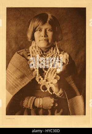 Edward S. Curtis, ein renommierter amerikanischer Fotograf, nahm Bilder von indianischen Kulturen des frühen 20. Jahrhunderts auf. Dieses Foto ist Teil seiner umfangreichen Sammlung, die indigene Völker Nordamerikas dokumentiert. Stockfoto