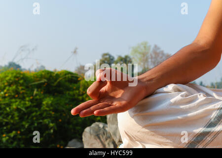 Ein indischer Hand in die Meditation Position oder Jnana Mudra Stockfoto