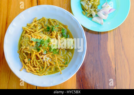 Eiernudeln in Chicken Curry (Kao Soi Kai) lokale Küche Norden von Thailand. Stockfoto