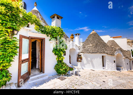 Alberobello, Italien, Apulien. Einzigartige Trulli mit konischen Dächern. Trullo, trulli, einer traditionellen apulischen Trockenmauern Hütte mit einem kegelförmigen Dach. Stockfoto