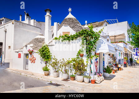 ALBEROBELLO, Italien - 10. Juli 2015: Alberobello, UNESCO-Weltkulturerbe-Stadt in Italien, Puglia. Trulli oder Trullo Häuser mit konischen Dächern, traditionelle Apulien Stockfoto