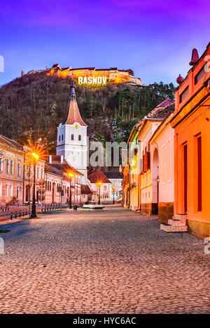 Rosenau, Rumänien. Dämmerung mit mittelalterlichen sächsischen Stadt in Siebenbürgen und Hügel Ruinen der Festung. Stockfoto