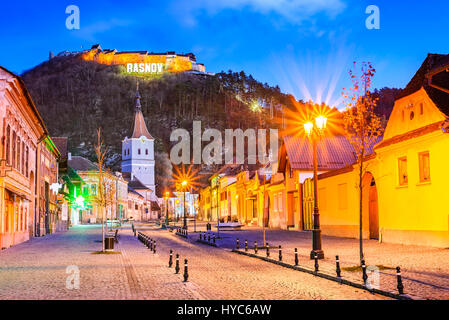 Rosenau, Rumänien. Dämmerung mit mittelalterlichen sächsischen Stadt in Siebenbürgen und Hügel Ruinen der Festung. Stockfoto