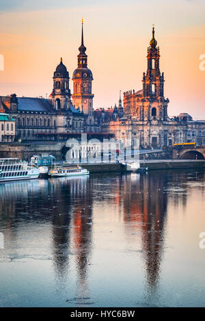 Dresden, Deutschland. Kathedrale der Heiligen Dreifaltigkeit oder der Hofkirche, der Brühlschen Terrasse. Dämmerung Sonnenuntergang an der Elbe in Sachsen. Stockfoto