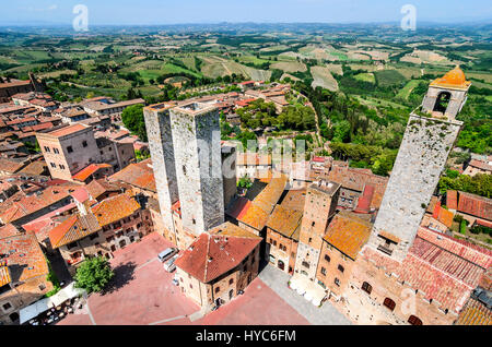 San Gimignano, Toskana. Piazza della Cisterna in kleinen ummauerten mittelalterlichen Hügel der Stadt in der Provinz Siena, Toskana, Norden-zentralem Italien. Stockfoto