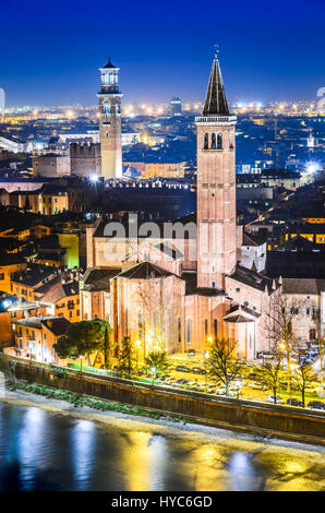 Verona, Italien. lamberti Tower und die Skyline der Stadt in der Nacht mit Kirche der hl. Anastasia. Stockfoto