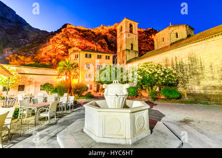 Kotor, Montenegro-orthodoxen Kathedrale in der Nacht, mit lovcen Berge im Hintergrund. Stockfoto