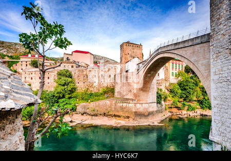 Mostar, Bosnien und Herzegowina. Morgensonne auf Nerteva Fluss und Altstadt von Mostar, mit Osmanische Moschee Stockfoto