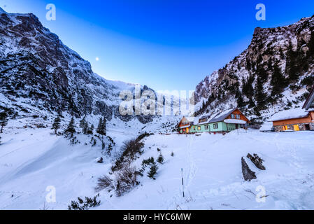 Karpaten, Rumänien. Winter twilight im Bucegi-gebirge Naturpark, malaiesti Tal und touristischen Chalet. Stockfoto