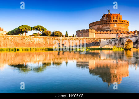 Rom, Italien. Brücke und Castel Sant Angelo und des Flusses Tiber. Als Mausoleum in 123AD, antiken römischen Reiches Wahrzeichen von Kaiser Hadrian gebaut. Vatikan. Stockfoto