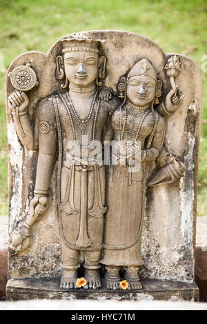 Skulptur von Lord Vishnu und Laxmi, Kabir Math, Varanasi, Uttar Pradesh, Asien, Indien Stockfoto