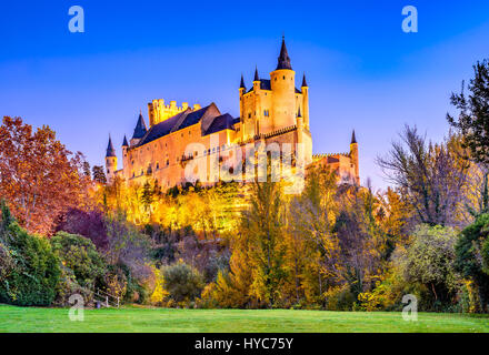 Segovia, Spanien. Herbst Abenddämmerung Ansicht der Burg von Segovia, bekannt als Alcazar und im 12. Jahrhundert erbaut, in Kastilien und León Stockfoto