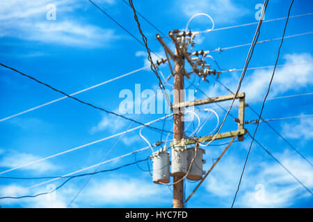 Bewegungsunschärfe in Philippinen elektrische Pole mit Transformator und verdrahten Sie den bewölkten Himmel Stockfoto