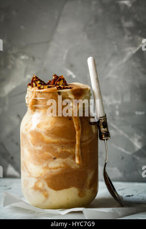 Schokolade Smoothie in Glas mit einer Banane, Termine und Süßigkeiten. Liebe für eine gesunde vegane Ernährung Konzept Stockfoto