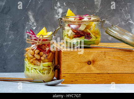 Hausgemachte Glas Zucchini Nudeln mit Tofu, Bohnen und Gemüse. Detox Diät, vegetarisch, Vegan, sauber essen Food-Konzept. Dunkelgrauen Hintergrund, selec Stockfoto