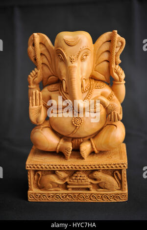 Sandelholz geschnitzte Ganesh Statue, Jaipur, Rajasthan, Indien Stockfoto