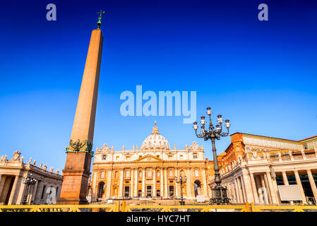 Rom, Italien. Sankt Petersplatz und St. Peter Basilika am Morgen, Vatikanstadt in Roma, Italia. Stockfoto