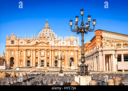 Rom, Italien. Sankt Petersplatz und St. Peter Basilika am Morgen, Vatikanstadt in Roma, Italia. Stockfoto