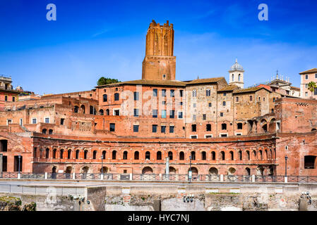 Rom, Italien. Antenne Panoramaaussicht auf der Trajan Markt (mercati traianei auf der Via dei Fori Imperiali) vom Altar des Vaterlandes. markt Teil ist