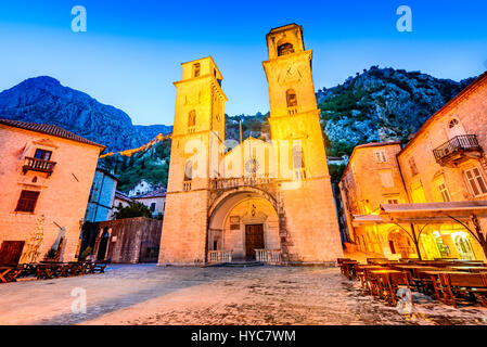 Kotor, Montenegro - Kathedrale von St. Tryphon in Nacht, mit Lovcen Bergen im Hintergrund. Stockfoto