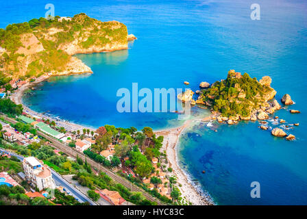 Taormina, Sizilien. Sizilianische Seelandschaft mit Strand und die Insel Isola Bella in Italien. Stockfoto