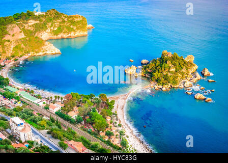 Taormina, Sizilien. Sizilianische Seelandschaft mit Strand und die Insel Isola Bella in Italien. Stockfoto