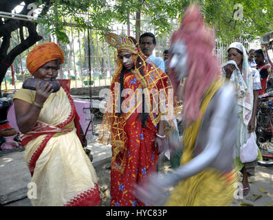 Indien: Gajan Festival - 21.03.2014 - Indien / Tripura / Agartala - Menschen wie Gott Shiva und Göttin Gouri, tanzen nach Einnahme Canabbies in Agartala, Hauptstadt des nordöstlichen Bundesstaates Tripura gekleidet.                                                                                                  Dies ist ein Teil des Gajan Festival, ein Festival von Indien.                                                        Gajan ist ein Hindu-Festival feierte vor allem im indischen Bundesstaat Westbengalen. Es ist mit solchen Gottheiten Shiva, Neel sowie Dharmathakur verbunden. Gajan erstreckt sich über ca. eine Woche, s Stockfoto