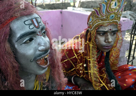 Indien: Gajan Festival - 21.03.2014 - Indien / Tripura / Agartala - ein Mann ist Dresed wie Gott Shiva, nehmen Cannabies und ein anderer Junge ist gekleidet wie Göttin Gouri, sitzen mit Gott Shiva.                                                      Dies ist ein Teil des Gajan Festival, ein Festival von Indien.                                                        Gajan ist ein Hindu-Festival feierte vor allem im indischen Bundesstaat Westbengalen. Es ist mit solchen Gottheiten Shiva, Neel sowie Dharmathakur verbunden. Gajan erstreckt sich über ca. eine Woche, beginnend mit der letzten Woche des Choitro weiter bis zum Ende-o Stockfoto