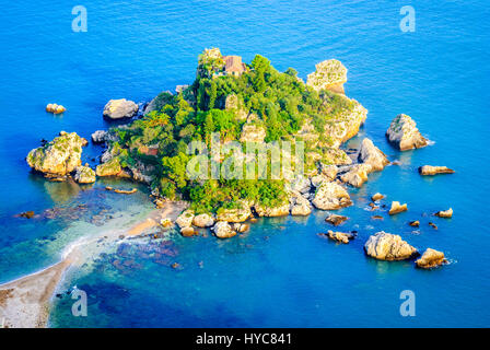 Taormina, Sizilien. Sizilianische Seelandschaft mit Strand und die Insel Isola Bella in Italien. Stockfoto