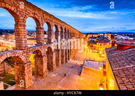 Segovia, Spanien. Plaza del Azoguejo und der Antike Roman Aqueduct, vom 1. Jahrhundert n. Chr. des römischen Reiches. Stockfoto