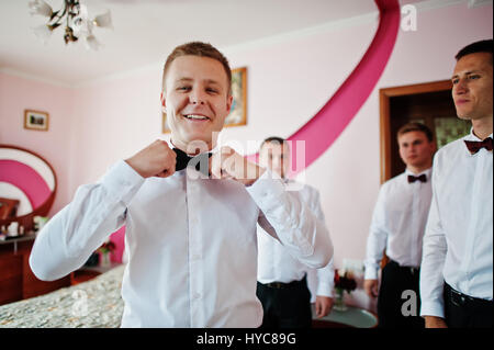 Bräutigam trägt auf seinem Zimmer am Morgen, die Hochzeit mit besten mans. Stockfoto