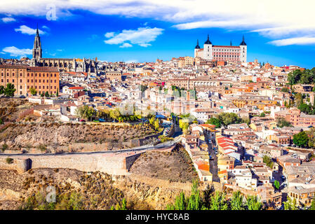 Toledo, Spanien. Alcazar und der antiken Stadt auf einem Hügel über den Fluss Tejo, Kastilien-La Mancha mittelalterliche Attraktion der Espana. Stockfoto