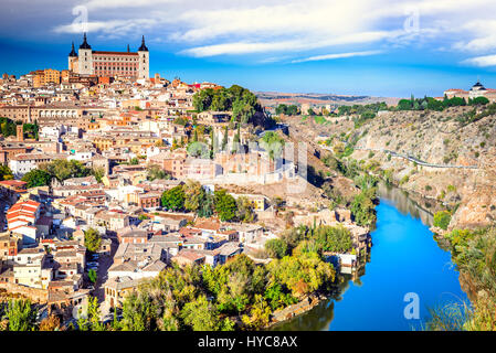 Toledo, Spanien. Alcazar und der antiken Stadt auf einem Hügel über den Fluss Tejo, Kastilien-La Mancha mittelalterliche Attraktion der Espana. Stockfoto