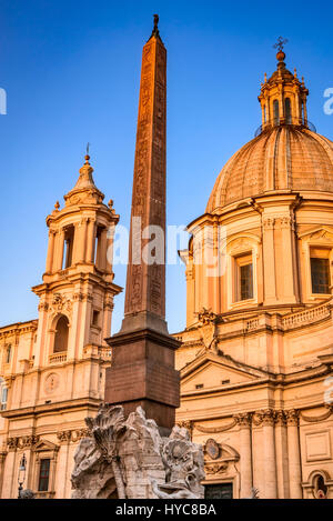Rom, Italien. Kirche von Sant Agnese in Piazza Navona und ägyptischen Obelisken, Stadtplatz, erbaut auf dem Gelände des Stadion des Domitian. Stockfoto