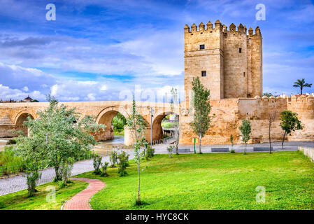 Cordoba, Spanien, Andalusien. Callahora Turm und römische Brücke am Fluss Guadalquivir. Stockfoto