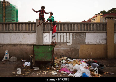 Kinder springen auf Müll, Phnom Penh, Kambodscha Stockfoto