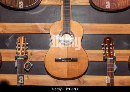 Spanische Gitarren an eine Wand hängen Stockfoto