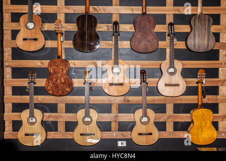 Spanische Gitarren an eine Wand hängen Stockfoto