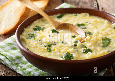 Italienische Ei-Creme Suppe mit Nudeln und Käse Nahaufnahme Farfalline in einer Schüssel Stracciatella. horizontale Stockfoto