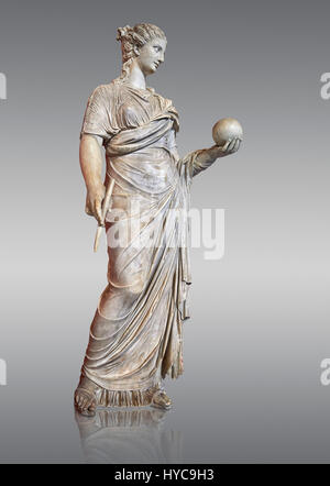 Zweiten Jahrhundert n. Chr. römische Statue der Urania holding, die Muse der Atronomy hält eine Kugel, die Statue von zwei separatem reconstruierte des Zeitraums wiederhergestellt wurde Stockfoto