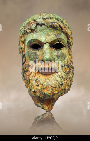 Die Bronzestatuen von Riace griechischen Bronzestatue Kopf gegossen ca. 460 v. Chr.. Museo Nazionale della Magna Grecia, Reggio Calabria, Italien. Stockfoto