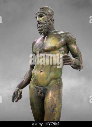 Die Bronzestatuen von Riace, die griechischen Bronzestatuen ca. 460 v. Chr. gegossen. Museo Nazionale della Magna Grecia, Reggio Calabria, Italien. Stockfoto