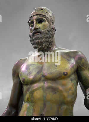 Die Bronzestatuen von Riace, die griechischen Bronzestatuen ca. 460 v. Chr. gegossen. Museo Nazionale della Magna Grecia, Reggio Calabria, Italien. Stockfoto