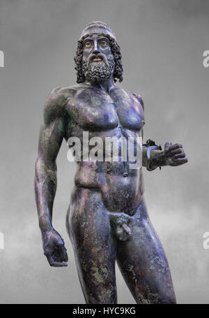 Die Bronzestatuen von Riace Bronze griechische Statue einer Besetzung etwa 460 v. Chr.. Museo Nazionale della Magna Grecia, Reggio Calabria, Italien. Stockfoto